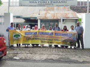 Foto Bersama Setelah Pelaksanaan PKM di SMA PGRI, Padang