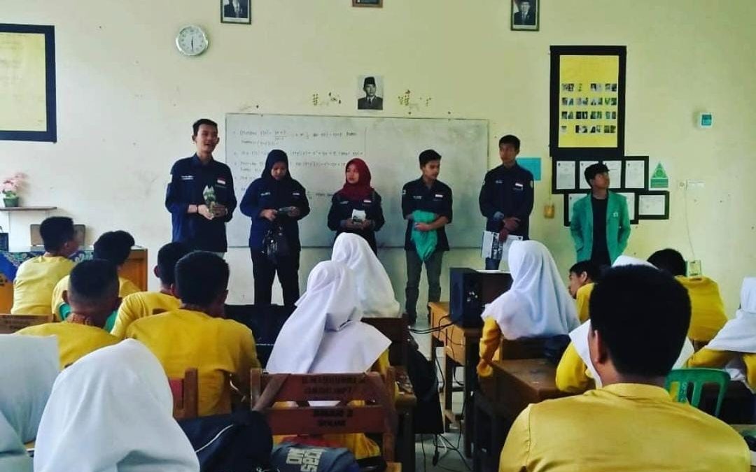 Mahasiswa Goes to School